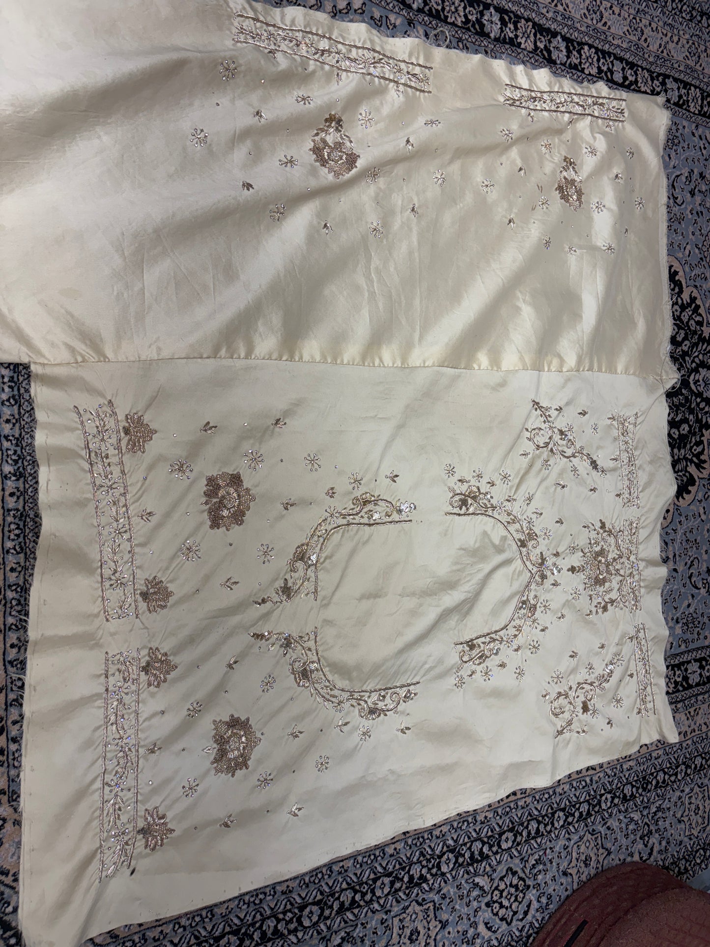 शानदार क्रीम हैंडवर्क ज़रदोज़ी दबका सफ़ेद लहंगा