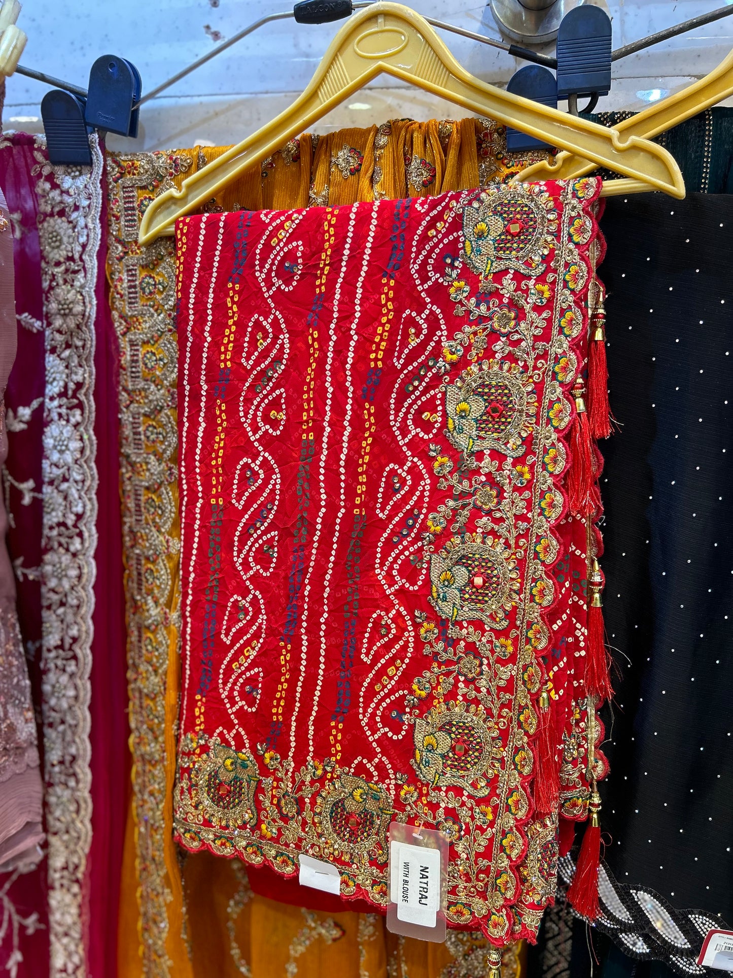 भारी लाल साड़ी