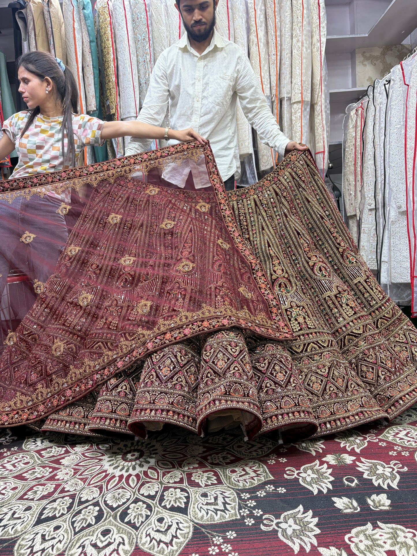 Increíble lehenga nupcial de baile granate