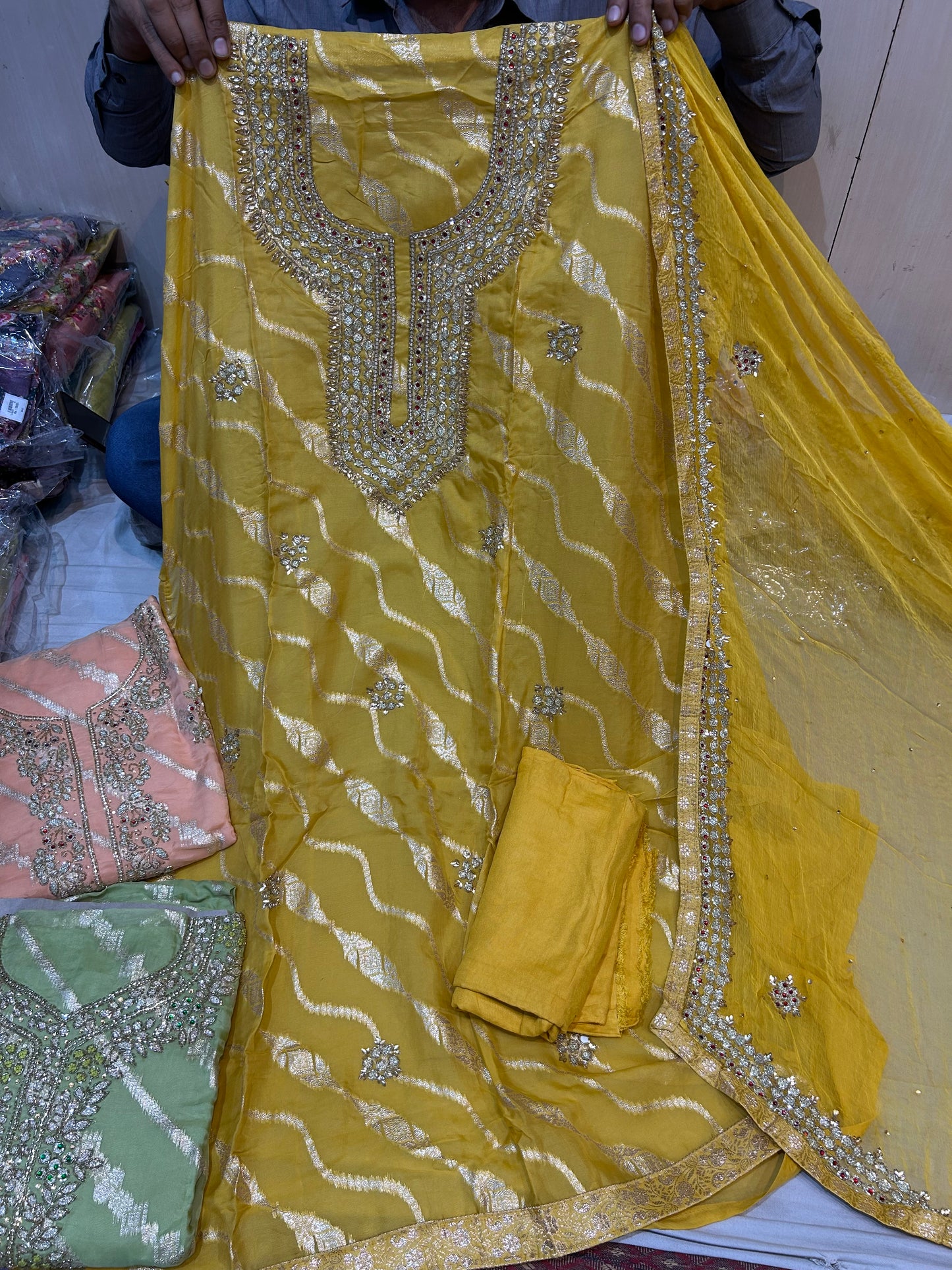 Traje amarillo fantástico sin coser