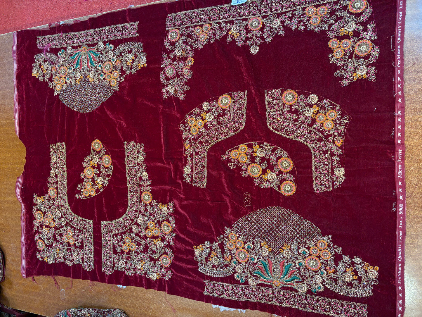 Impresionante lehenga nupcial color granate