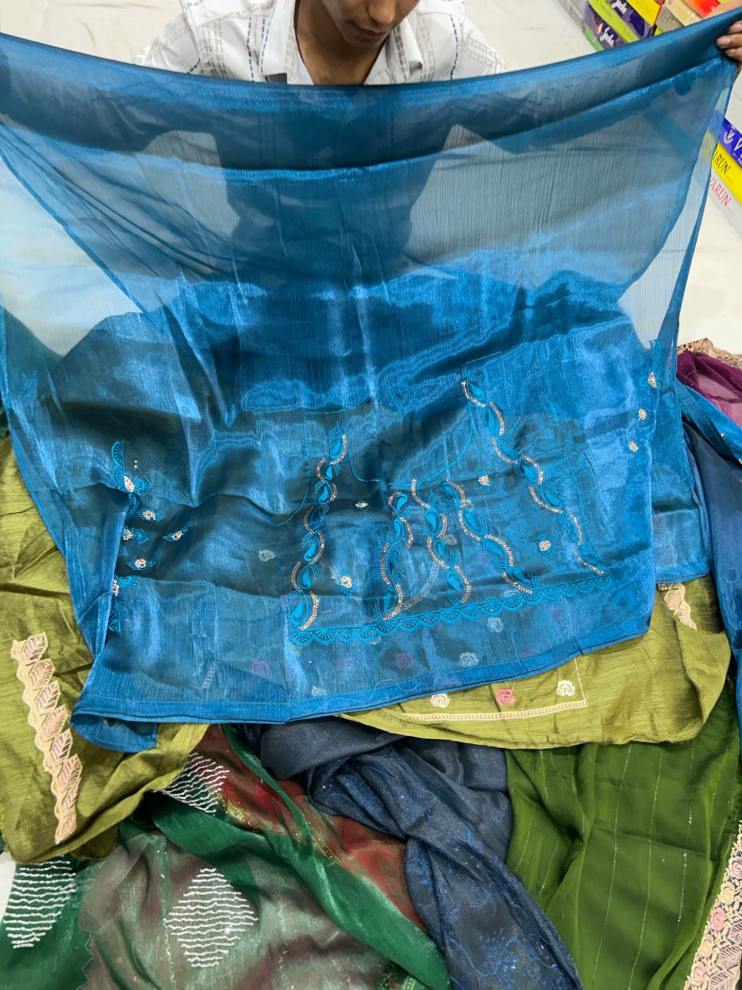 डिजाइनर नीली साड़ी