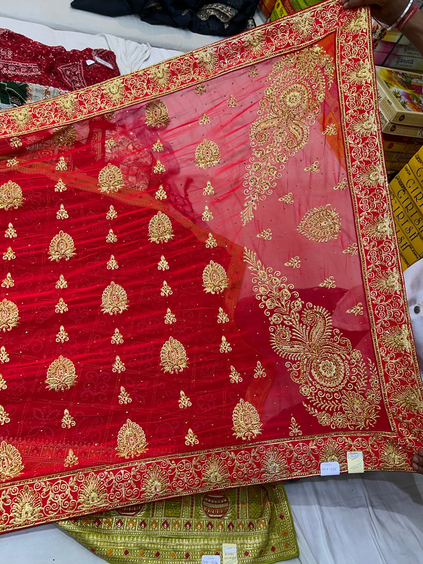 लाल सुरुचिपूर्ण साड़ी