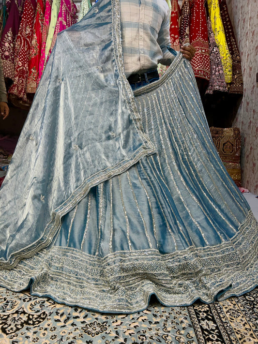 Lehenga azul lujoso hecho a mano