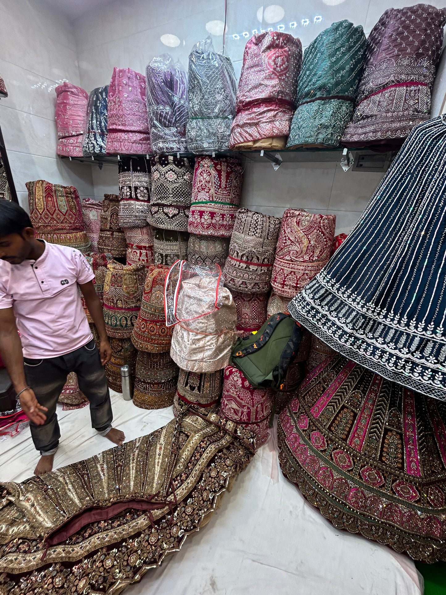 المارون المذهل Golden Bridal Lehenga (عميل سعيد)