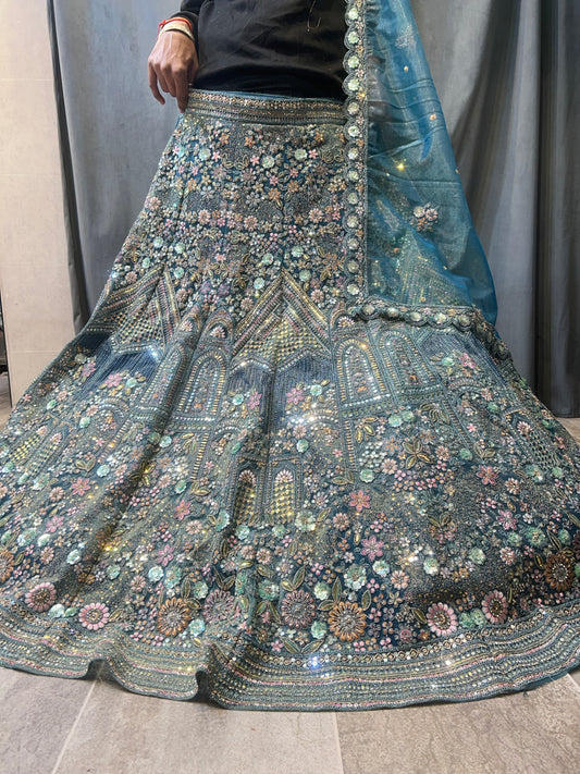 Lehenga azul cielo pesada y bonita