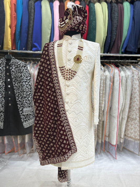 सफ़ेद क्रीम रंग की शेरवानी