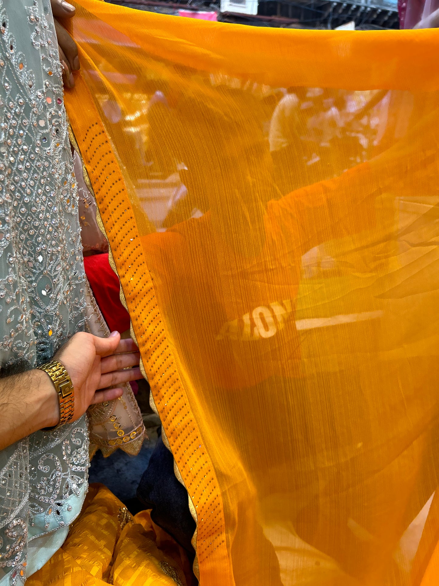 Sari mehendi con haldi y botín amarillo