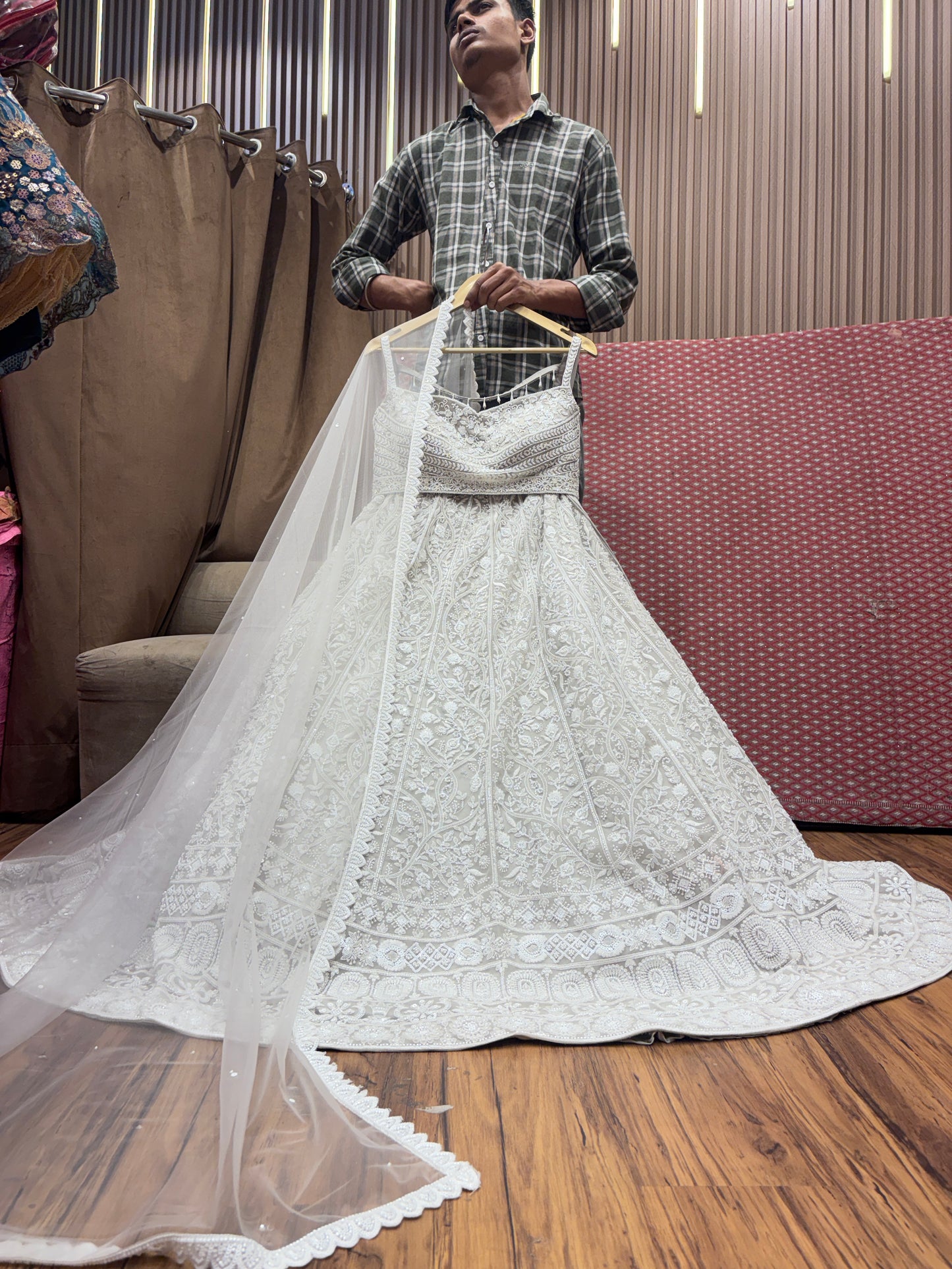 Lehenga con top corto blanco de diseñador