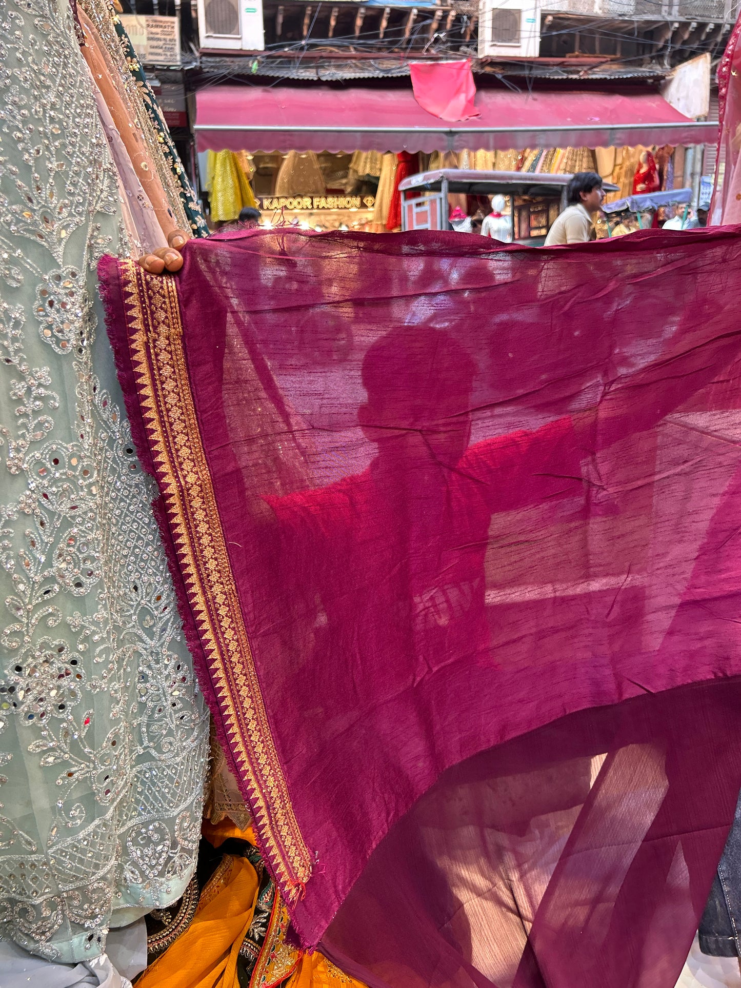 ساري المارون الأحمر المذهل