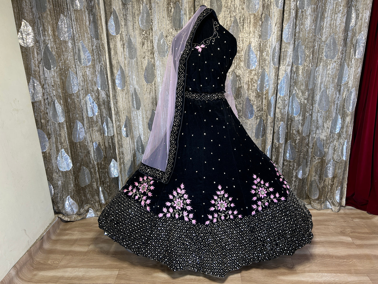 المصمم Z Black Lehenga