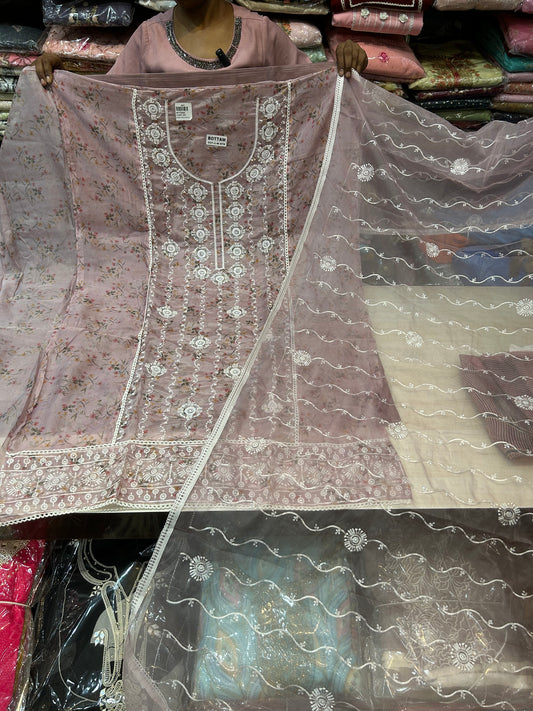 कुछ अलग हाथ से बना अनसिला सूट