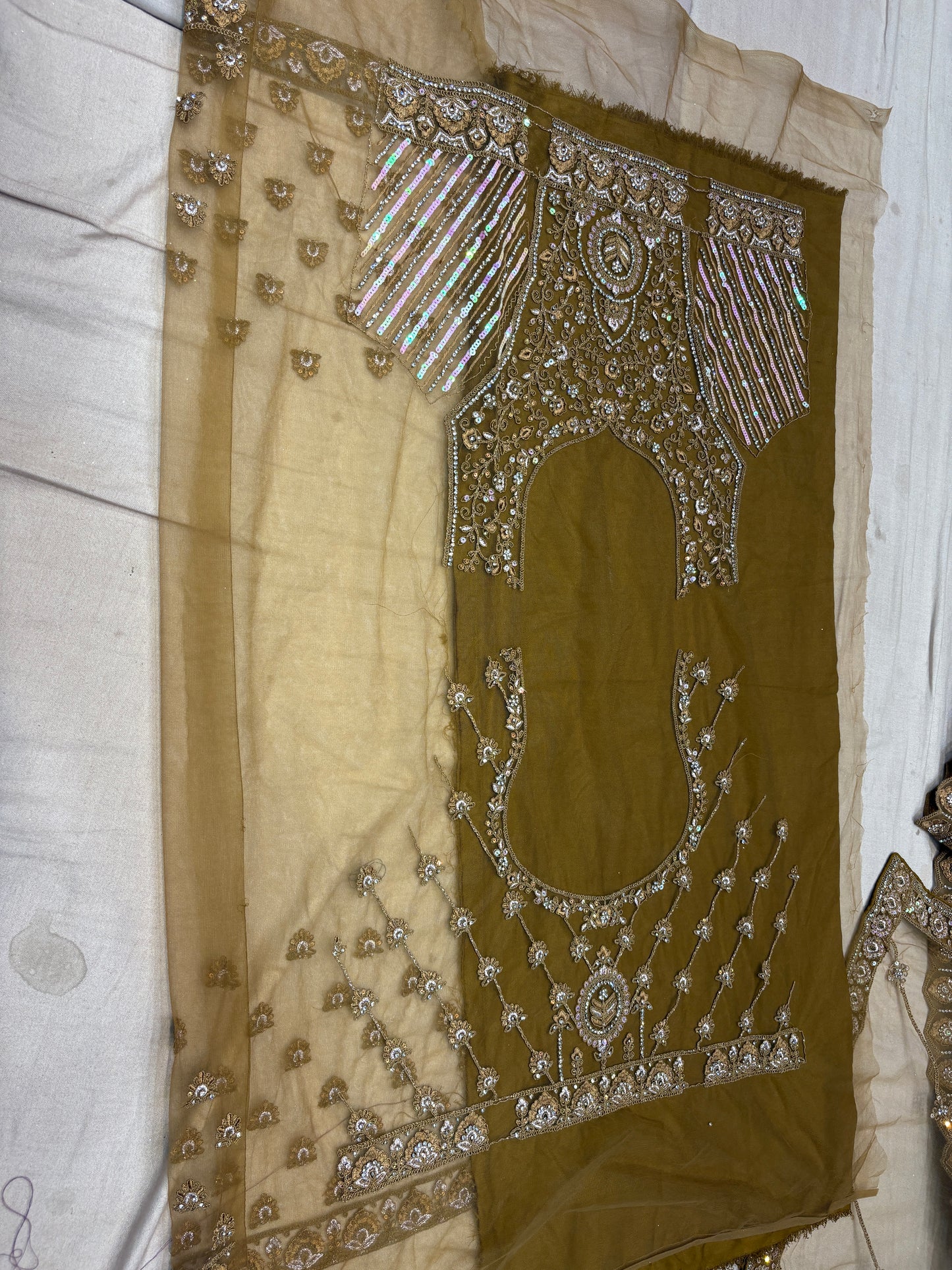 शानदार सुनहरा लहंगा