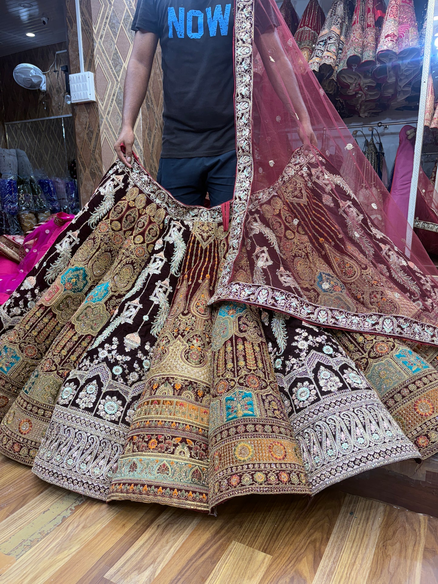 सुंदर बहुरंगी बहुरंगी मोर दुल्हन लहंगा