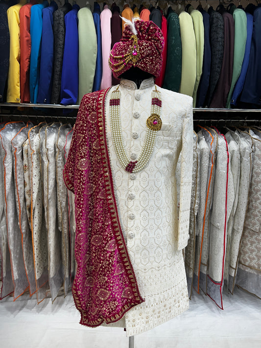 शानदार क्रीम रंग की शेरवानी