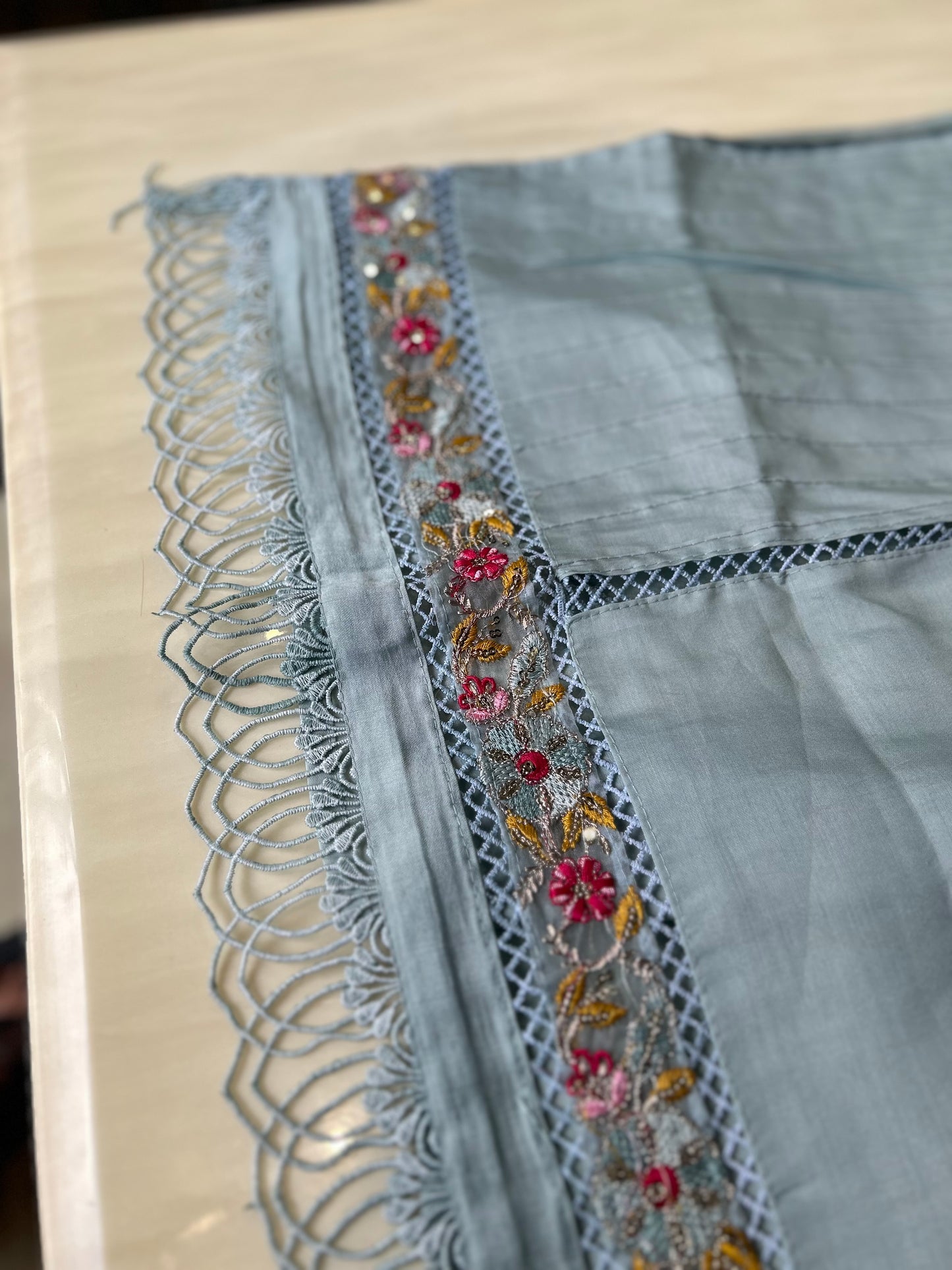 Hermoso traje gris sin coser