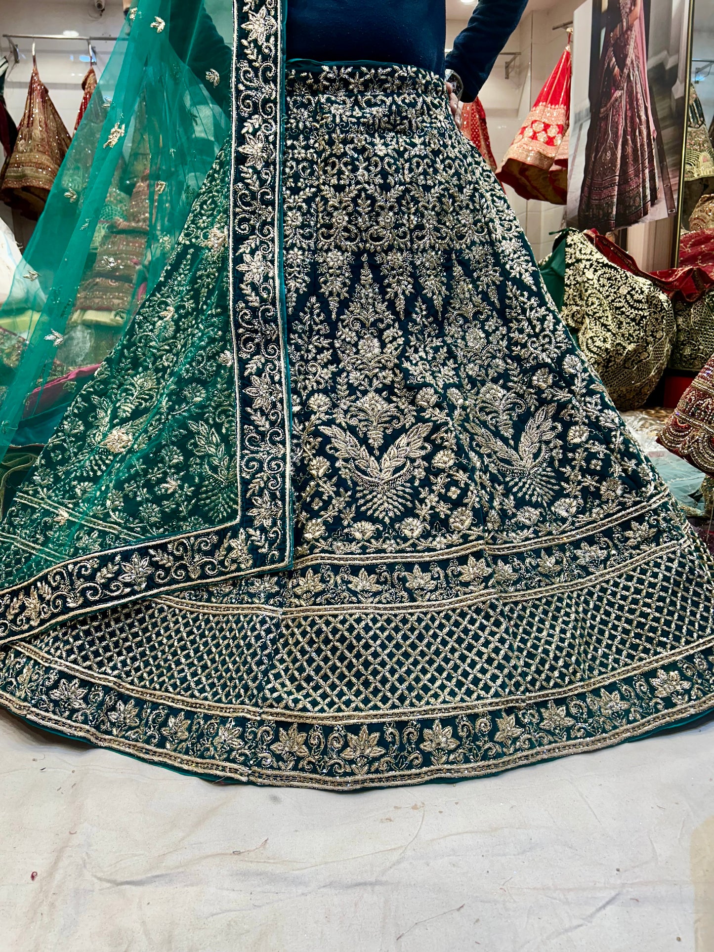 Atractiva lehenga verde oscuro