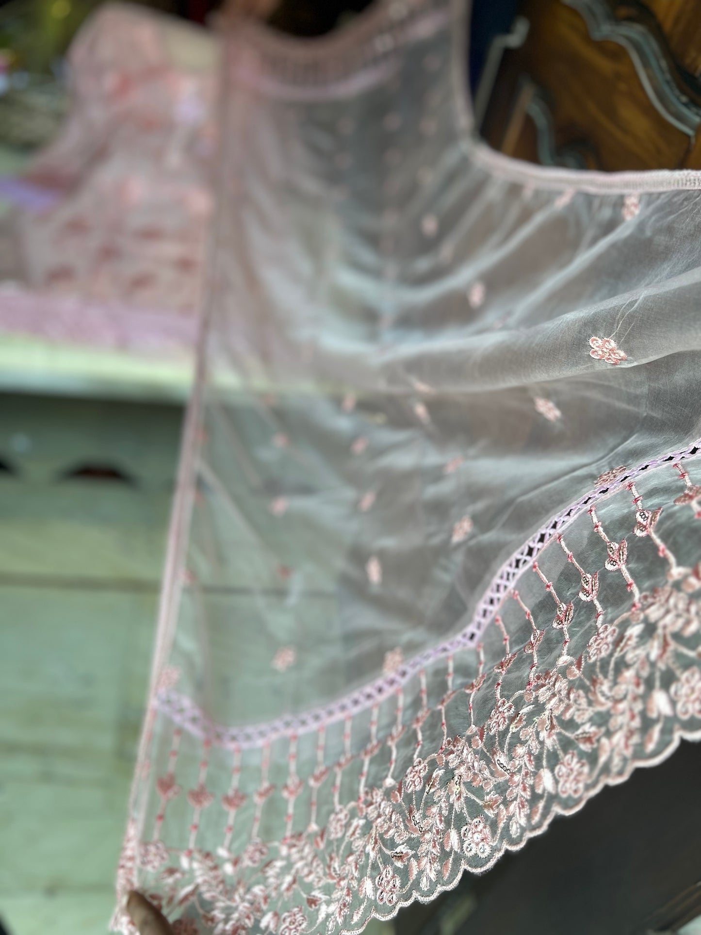 शानदार हल्के गुलाबी रंग का बिना सिला सूट