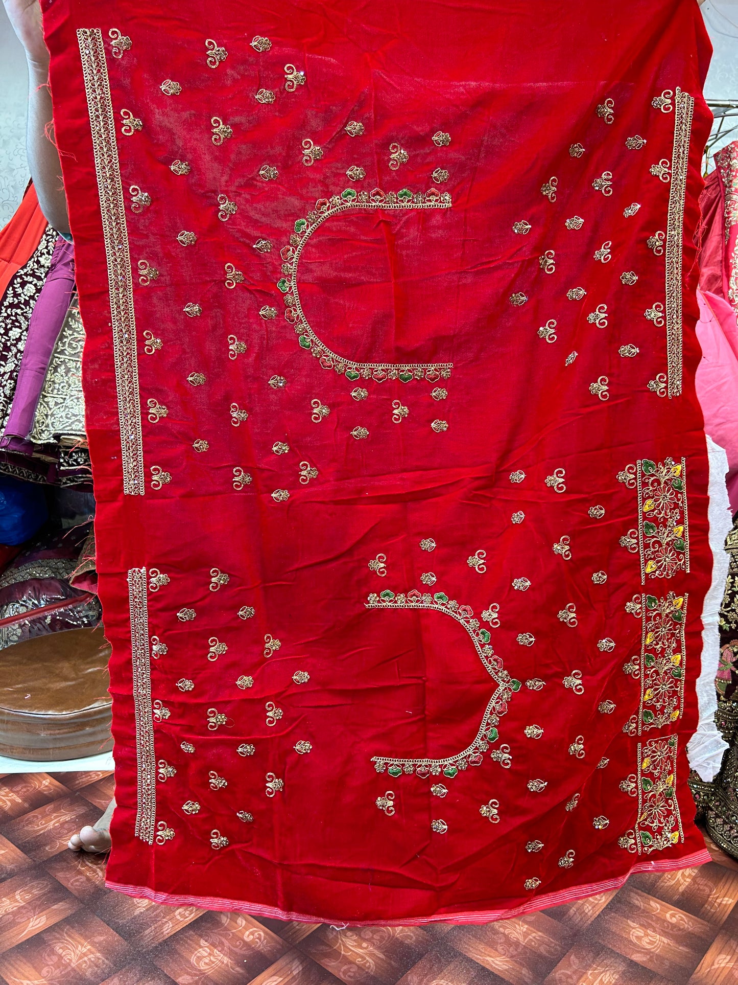 Lehenga nupcial elegante con bola roja