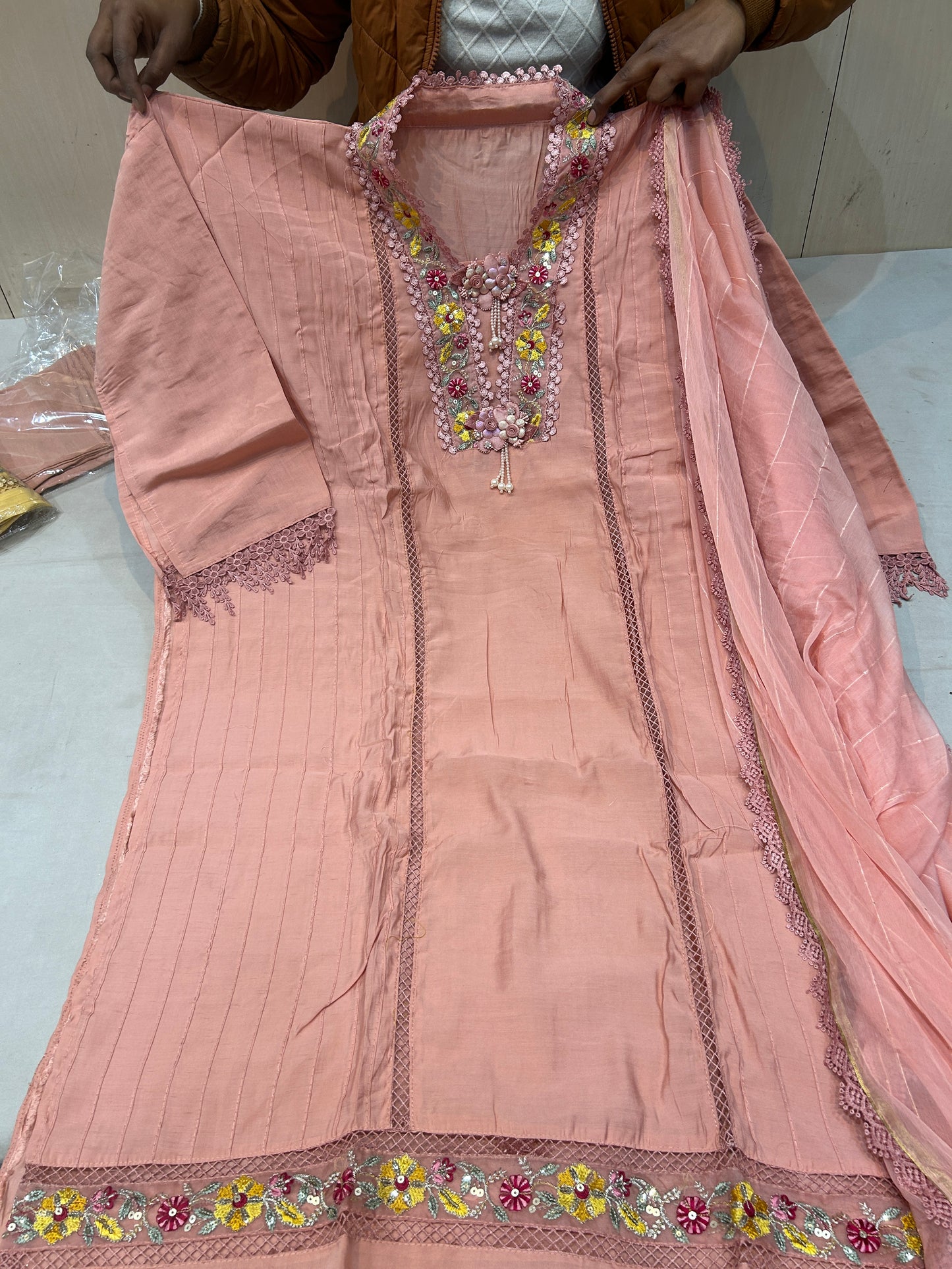 गुलाबी फैंसी महिलाओं का बिना सिला सूट