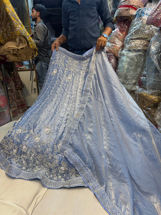 Lehenga glamorosa de color azul cielo