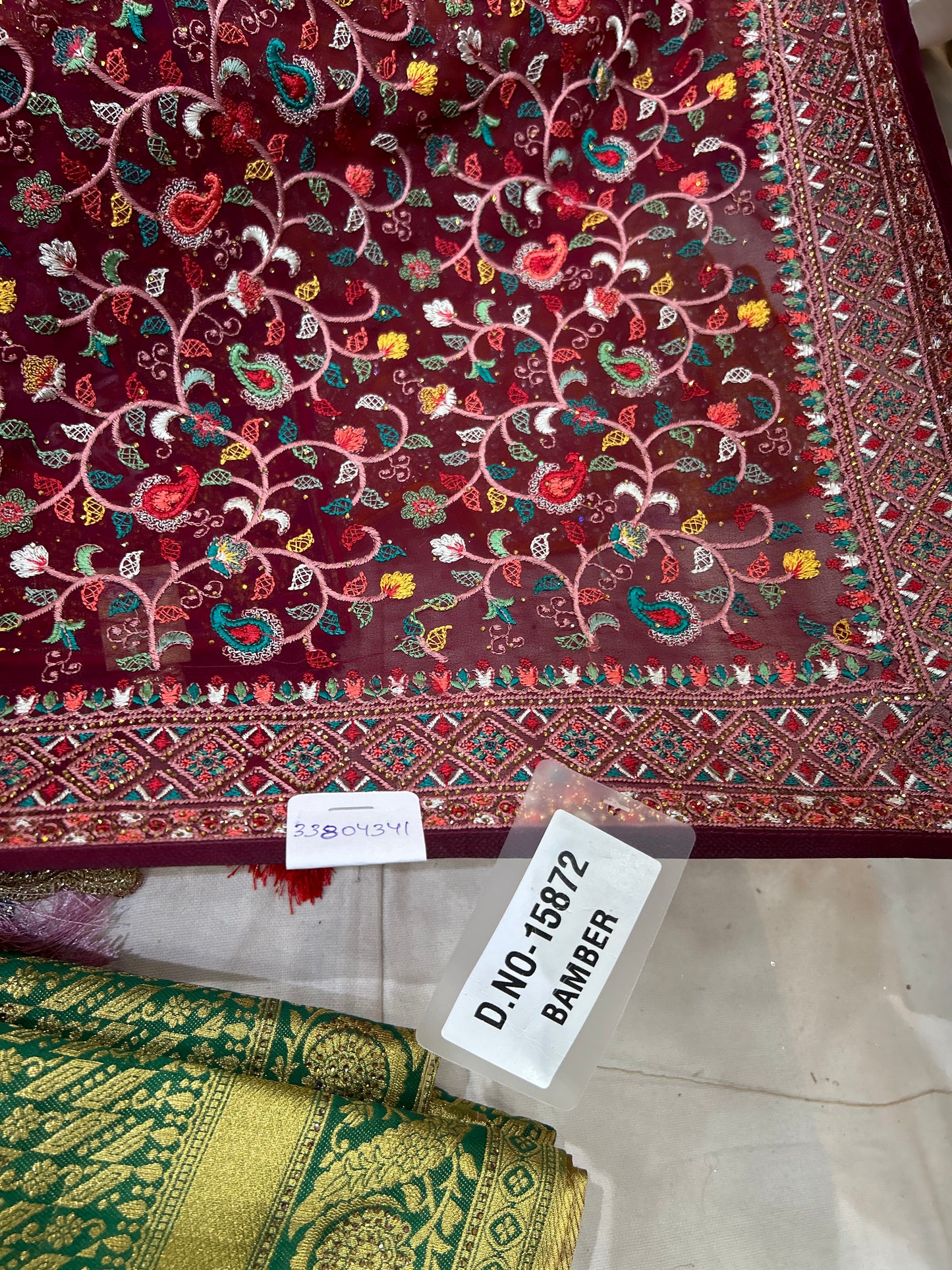 Sari de color vino llamativo