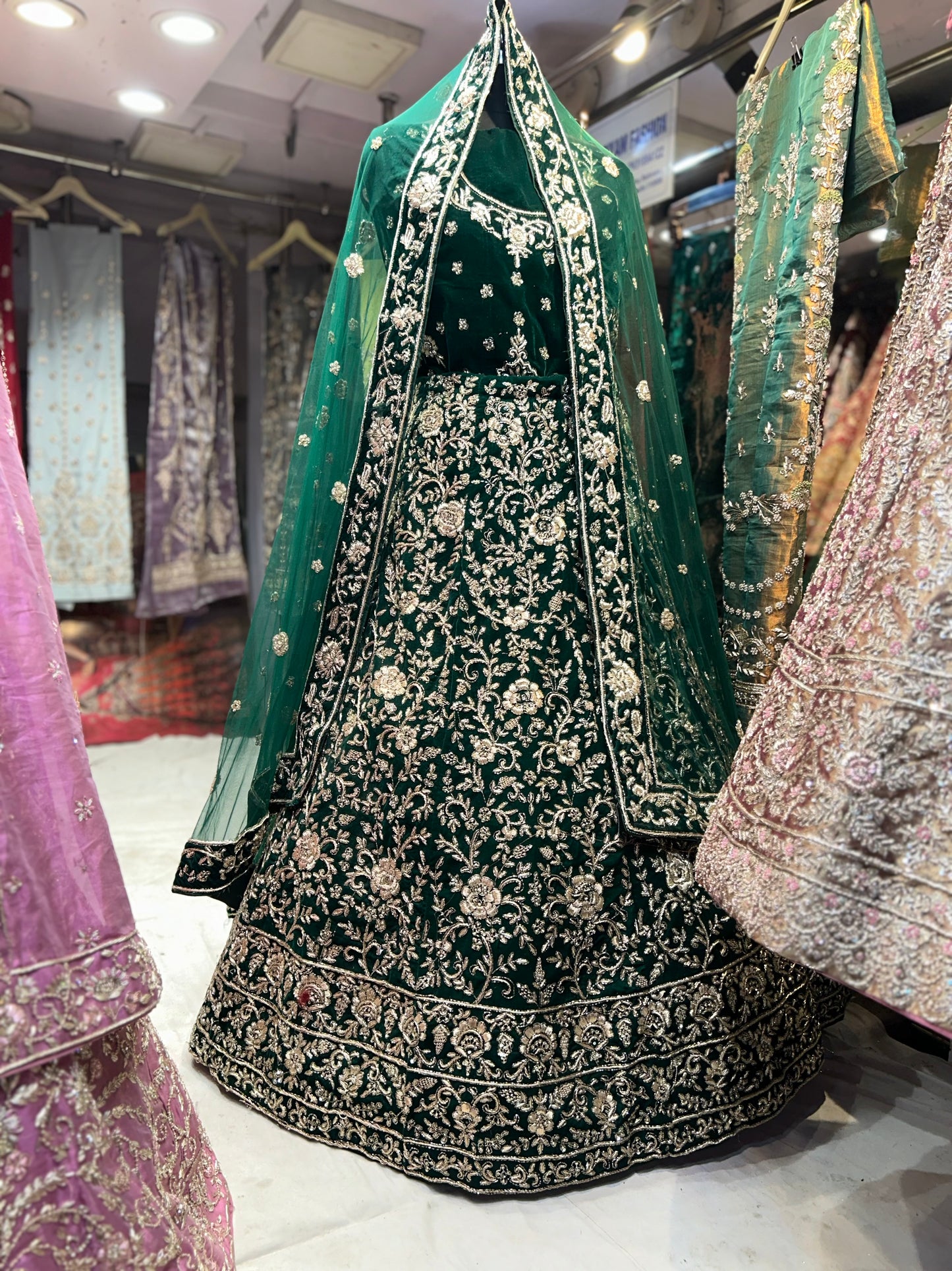 Hermosa lehenga verde botella Zardozi Dabka hecha a mano