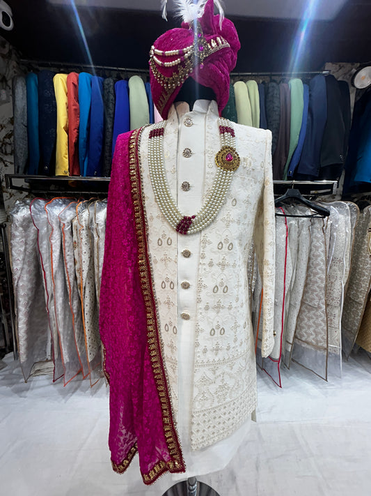 सफ़ेद गुलाबी शॉल रंग की शेरवानी