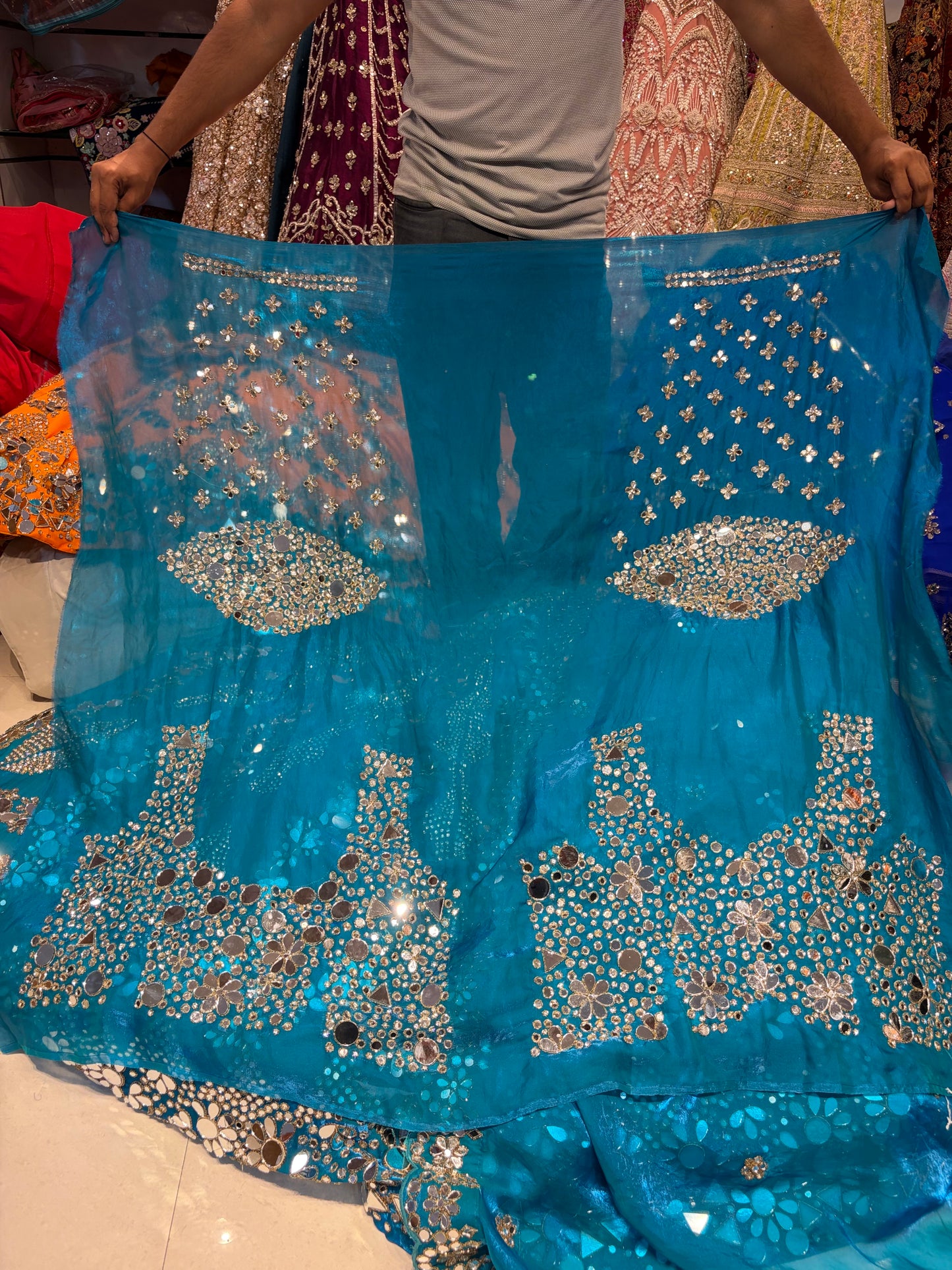 चमकदार मोर टील ब्लू मिरर वर्क लहंगा
