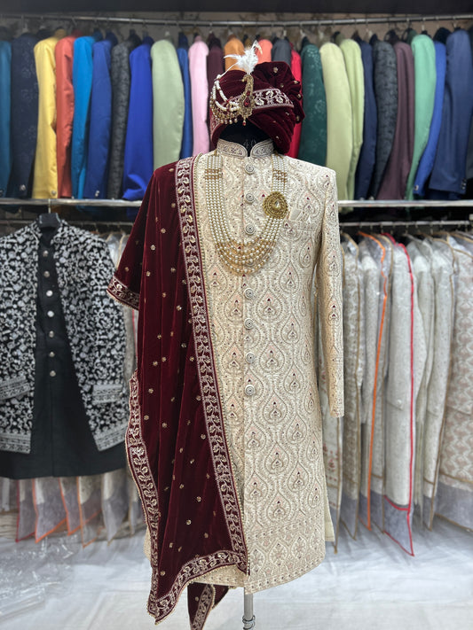 रॉयल क्रीम रंग की शेरवानी