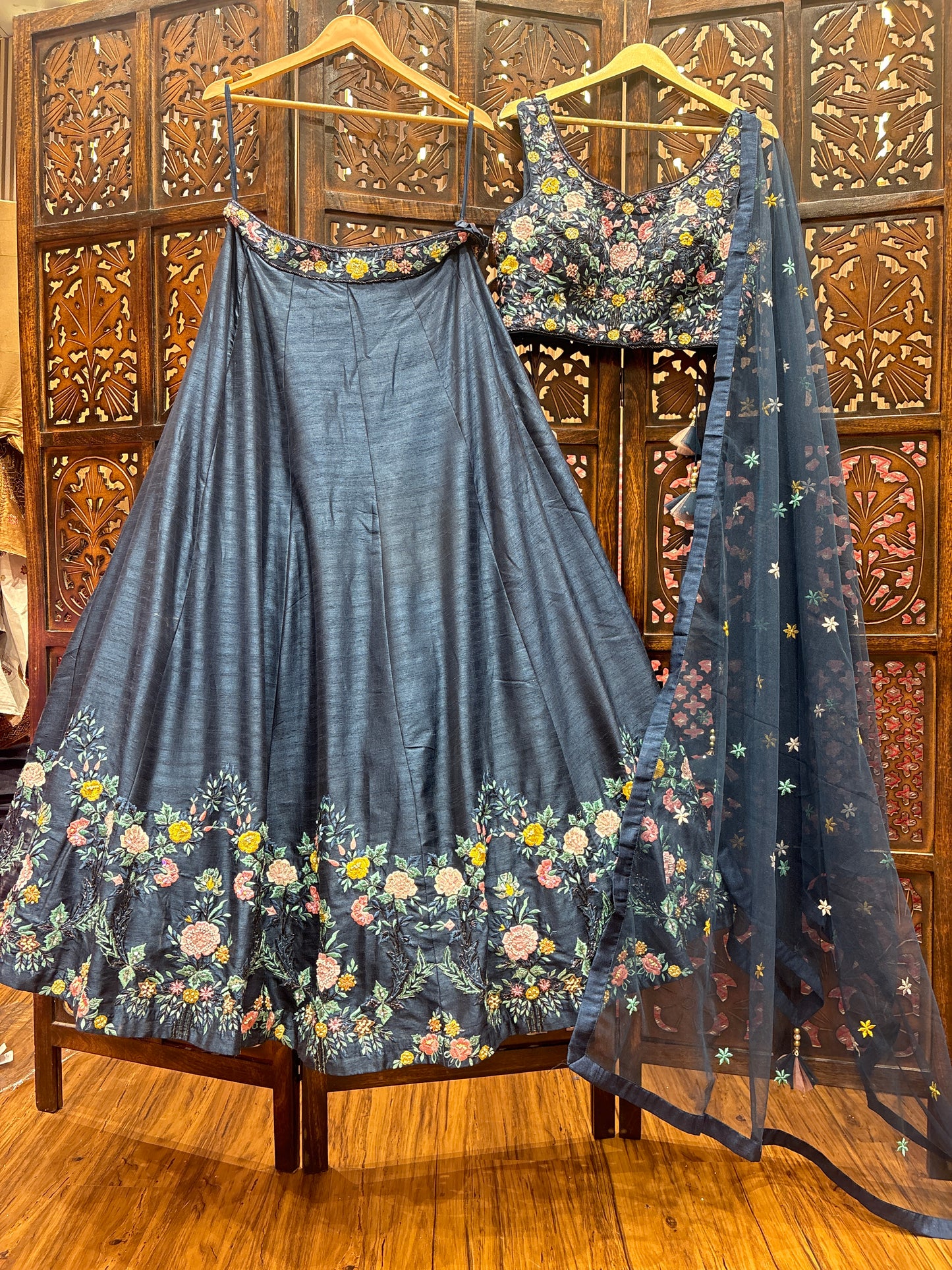 Lehenga azul marino de top corto que llama la atención.