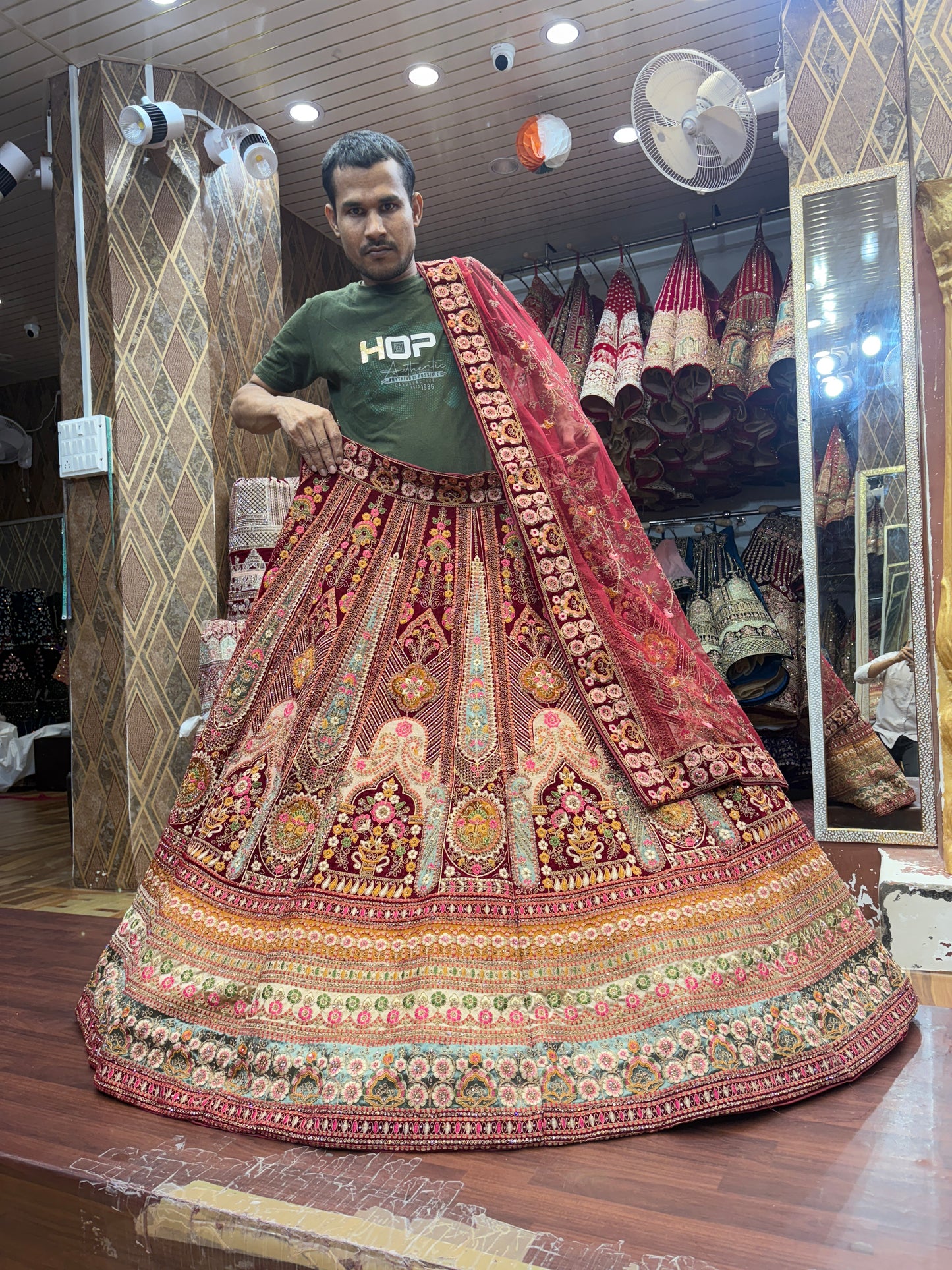 Lehenga nupcial adornada en color granate