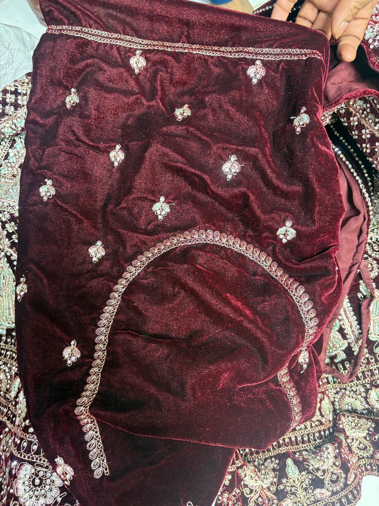 शानदार मैरून दुल्हन लहंगा