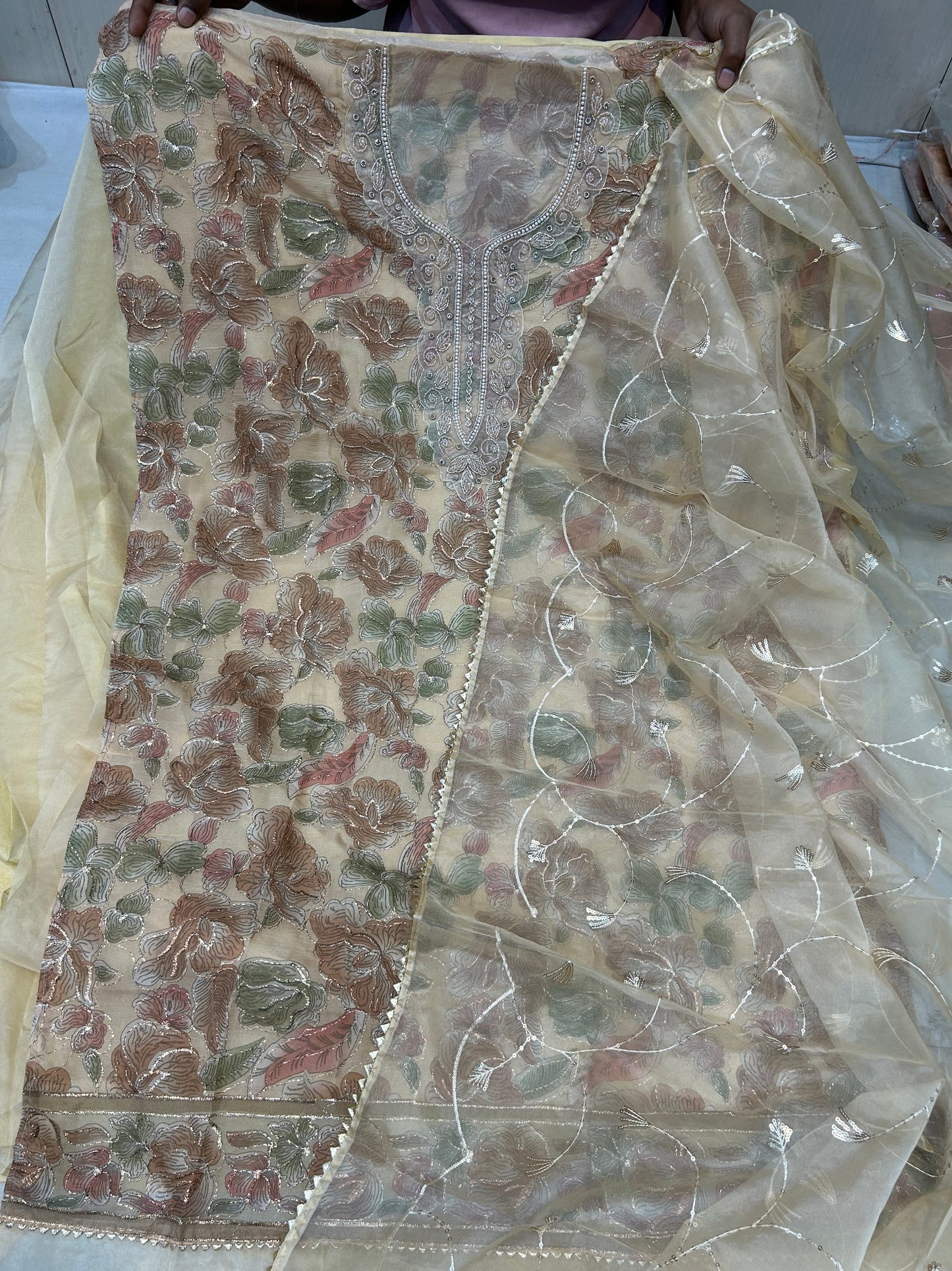 पीला आश्चर्यजनक अनसिला सूट