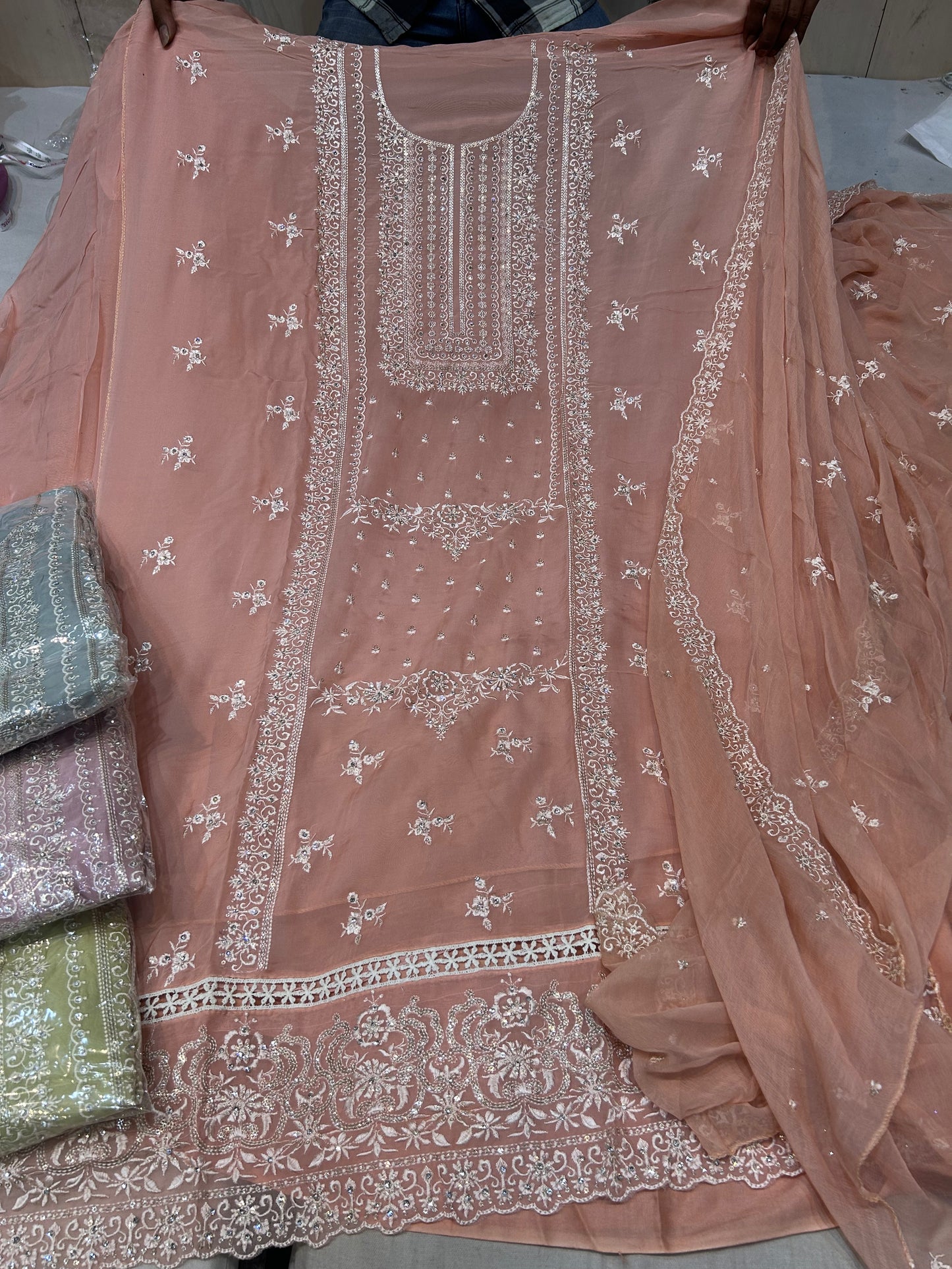 आश्चर्यजनक गुलाबी महिला सूट