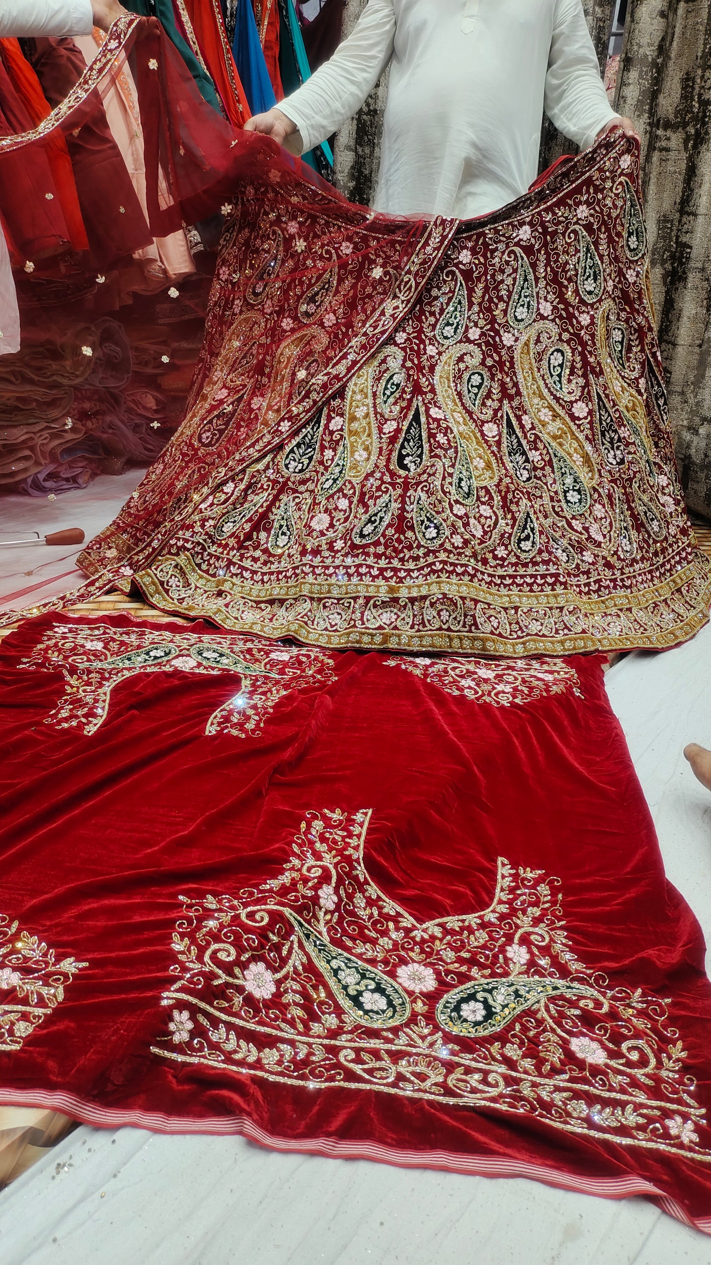 Lehenga nupcial multicapa hecha a mano en rojo