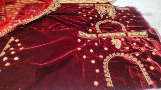 Increíble lehenga blanca y dorada