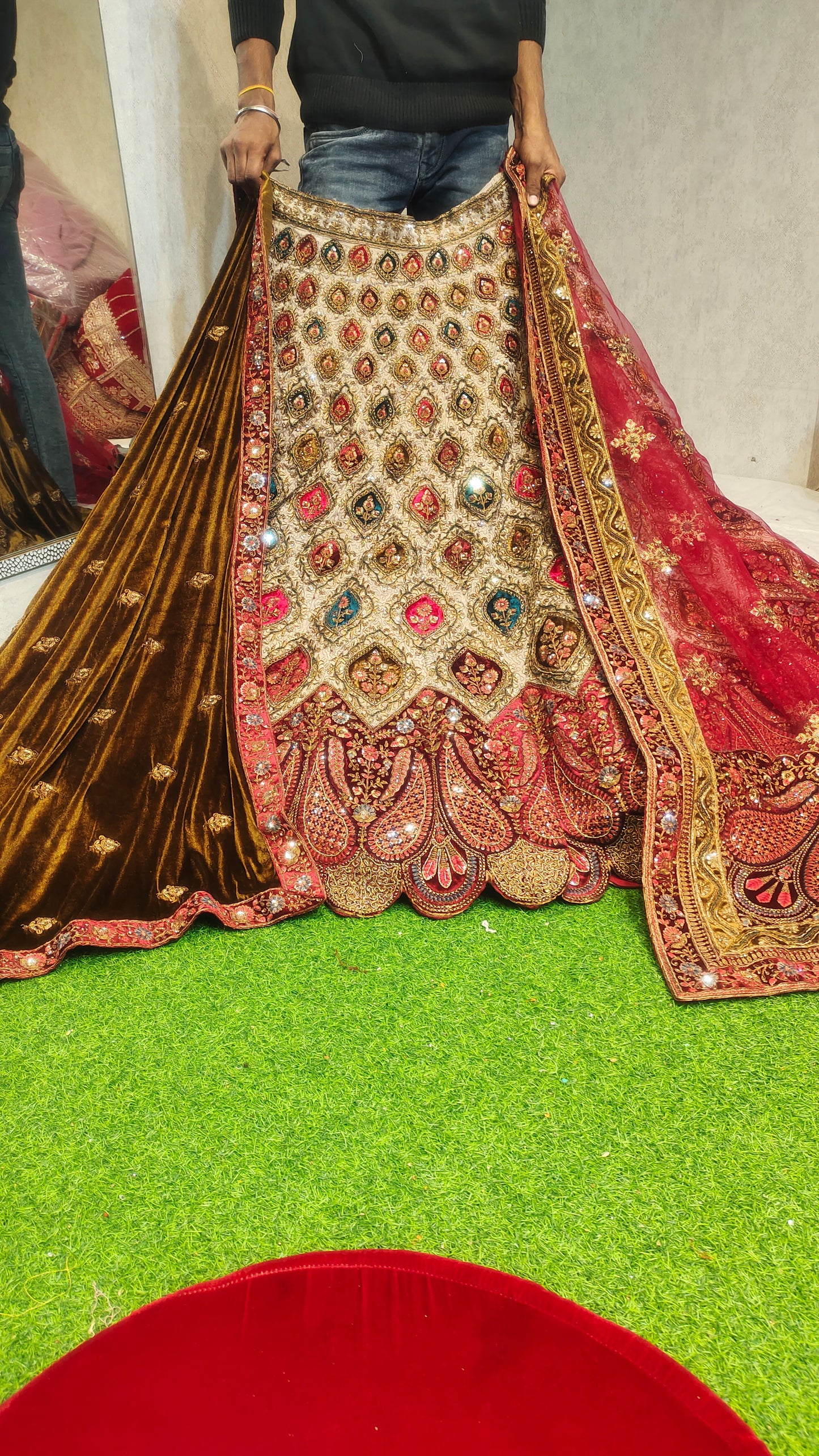 Lehenga elegante de color blanco dorado y doble dupatta