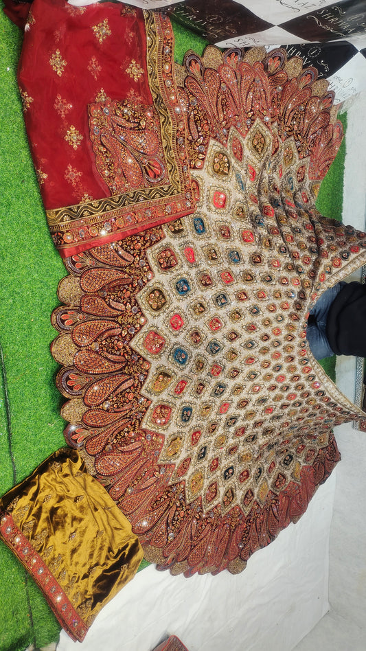 Lehenga elegante de color blanco dorado y doble dupatta