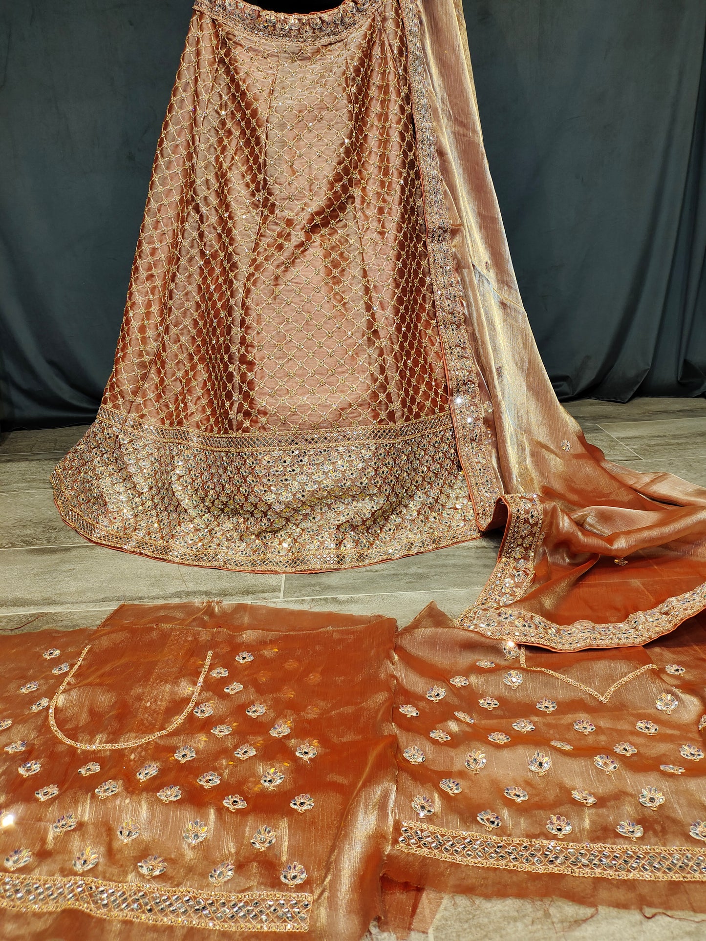 lehenga الذهبية الأنيقة