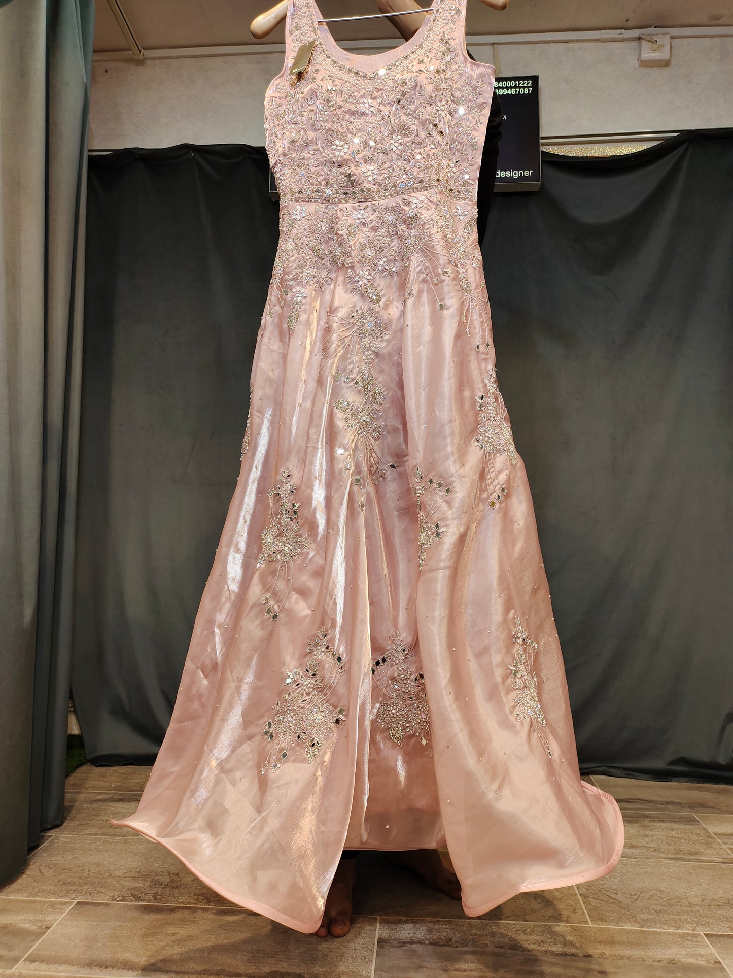 सुंदर सफ़ेद बेबी पिंक गाउन