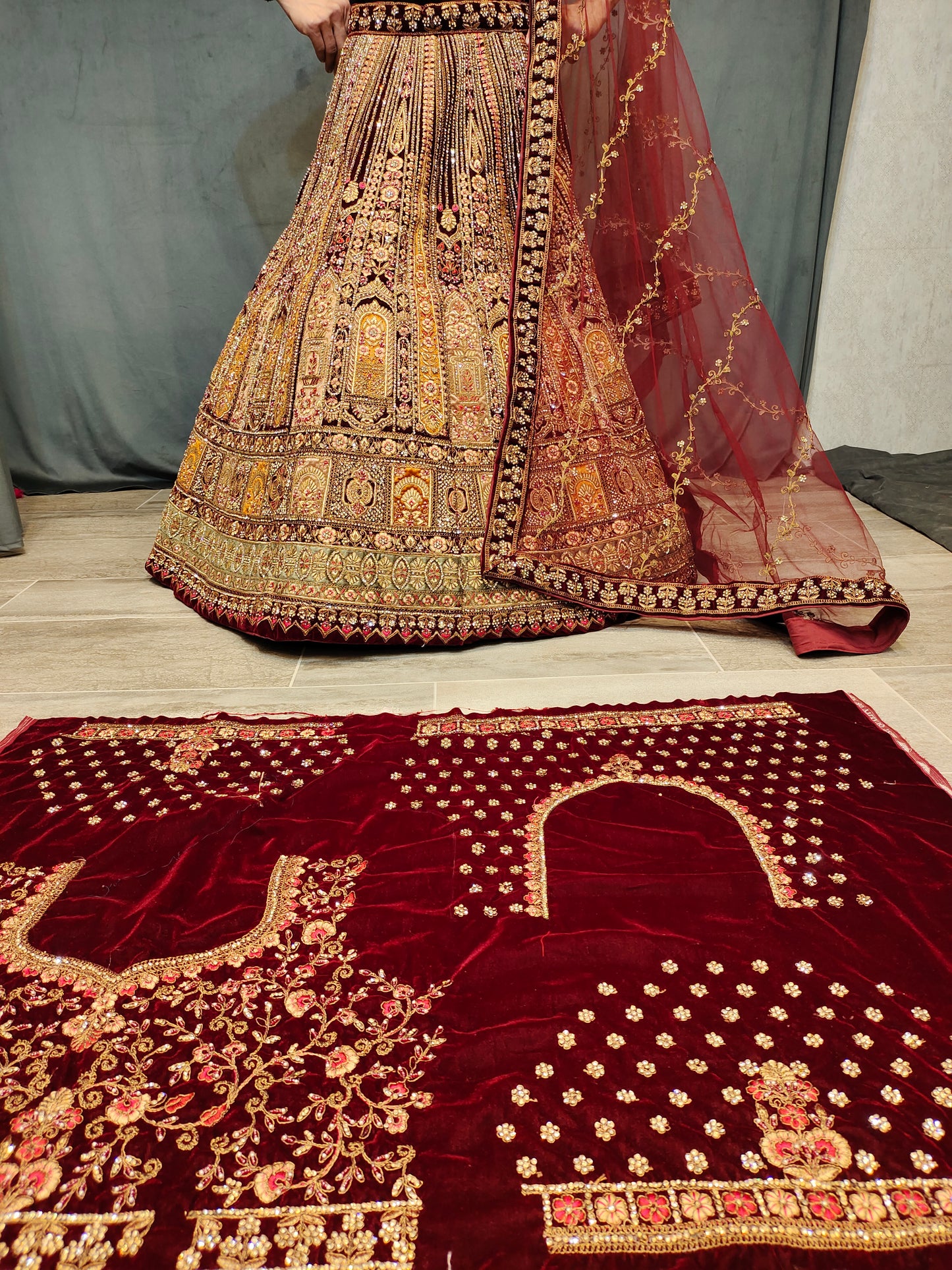 Lehenga nupcial color granate extraordinario