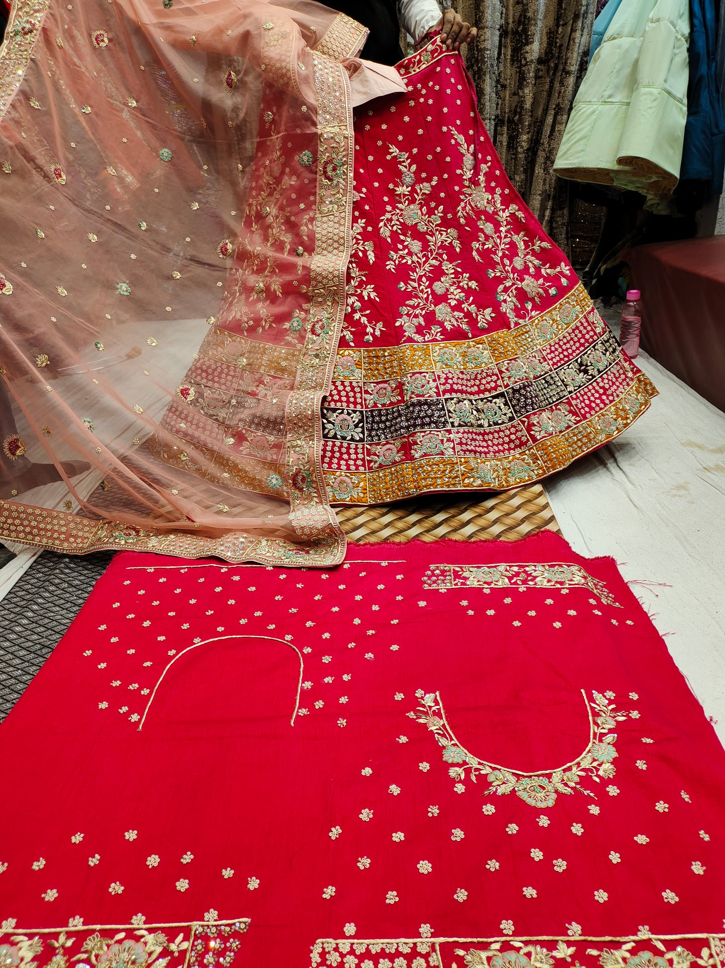 lehenga الأحمر الأصفر الرائع
