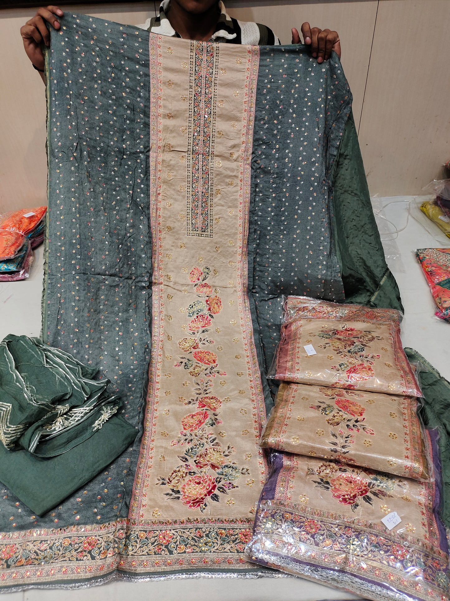 शानदार गहरे हरे रंग की महिलाओं की बिना सिले सलवार सूट ड्रेस सामग्री (मुफ़्त आकार)