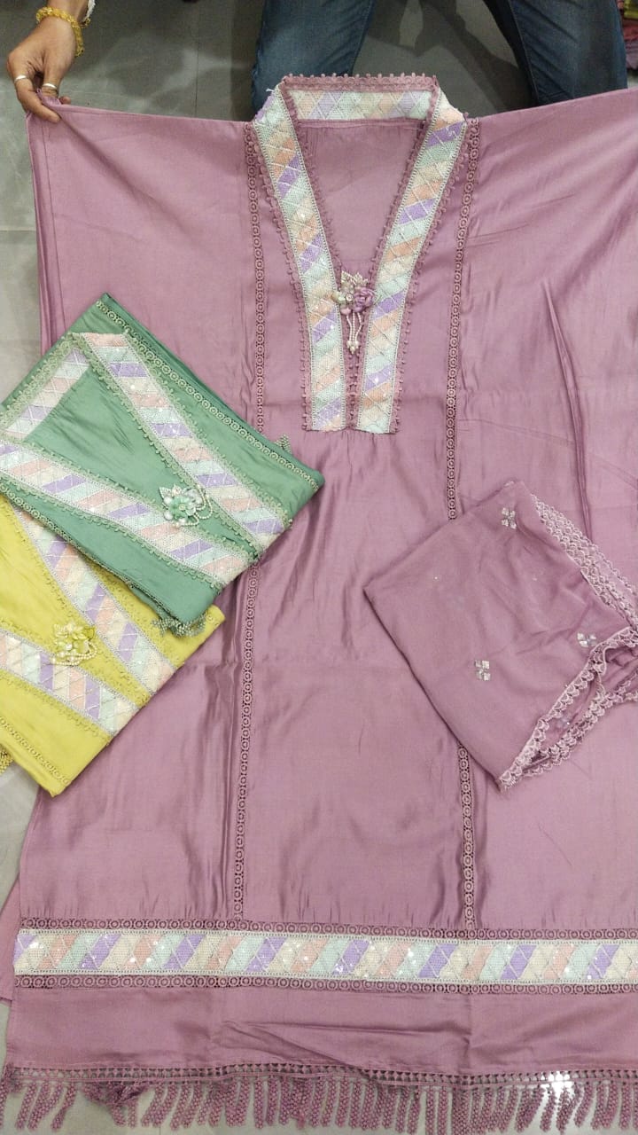 सुंदर बेबी गुलाबी महिला सूट