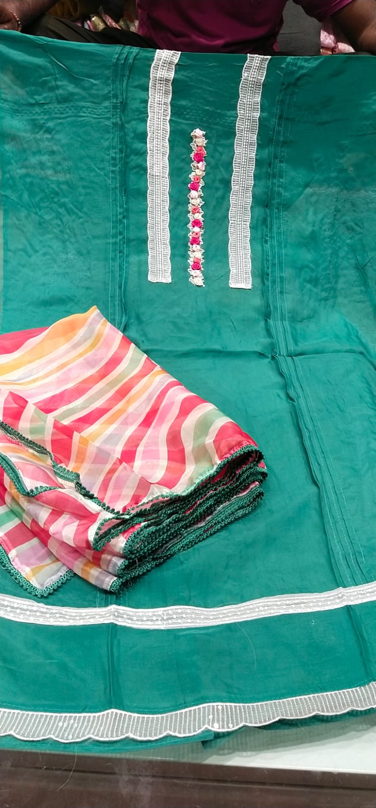 सुंदर हरे रंग की महिलाओं के सूट और ड्रेस सामग्री