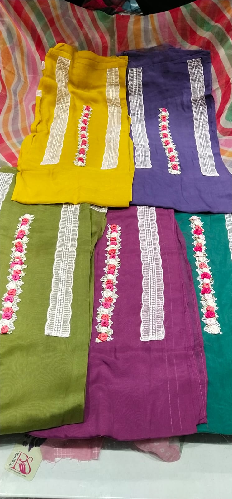 जबरदस्त महिला सूट और ड्रेस सामग्री