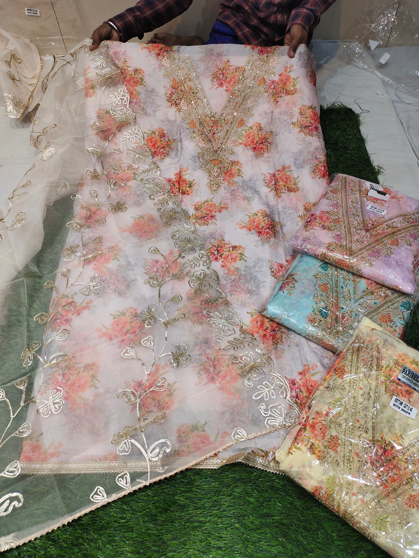 कुछ अलग गुलाबी सफेद अनसिला सलवार सूट ड्रेस सामग्री (मुफ़्त आकार)