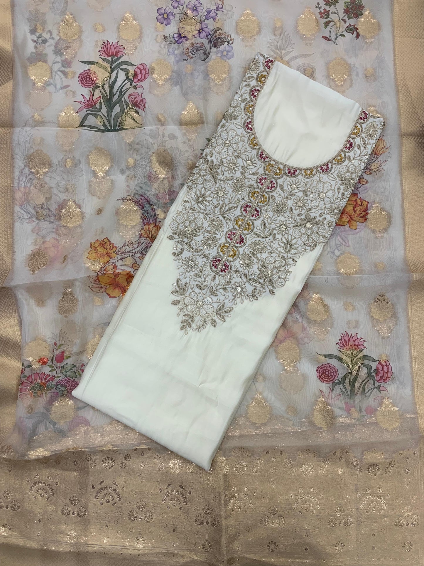 मनभावन सफेद बिना सिला सूट (फ्री साइज़)