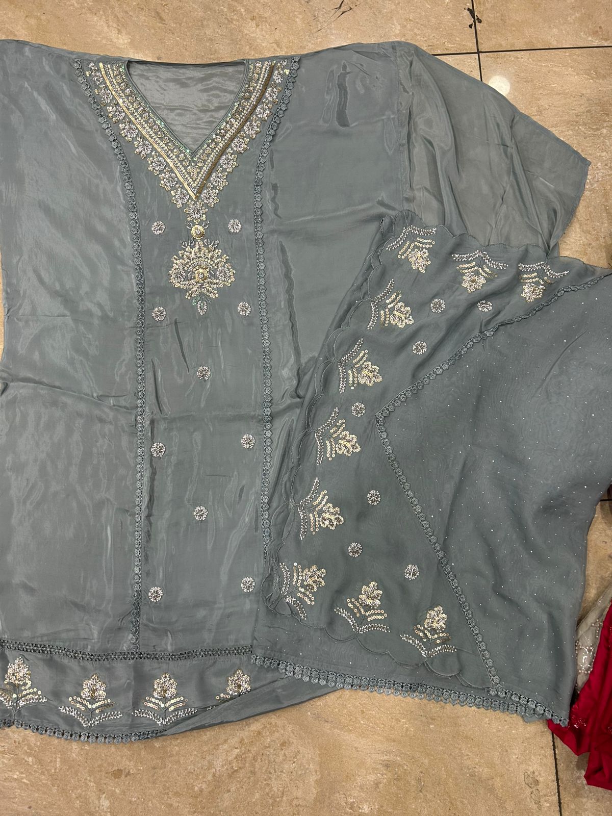 Eye catching grey Unstitched suit ( free size )